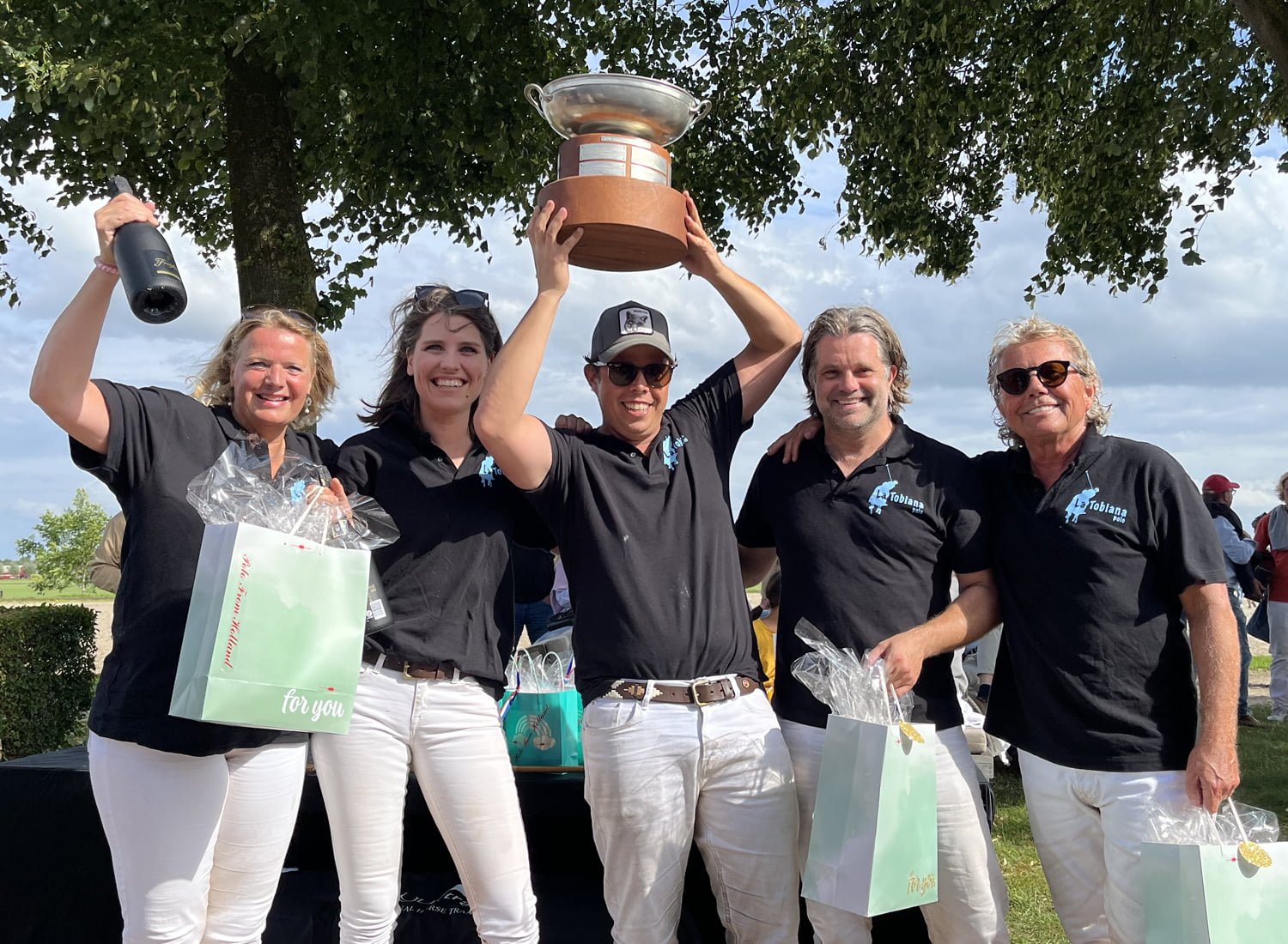 NKPolo_lowgoal_winners_2023 VIVA LA VIDA wins the NK POLO 0 GOAL ! Congratulations Annemarie van de Pas, Lisa Ott de Bruin, Pascal Zantman and Henk and Maurice van Druten !